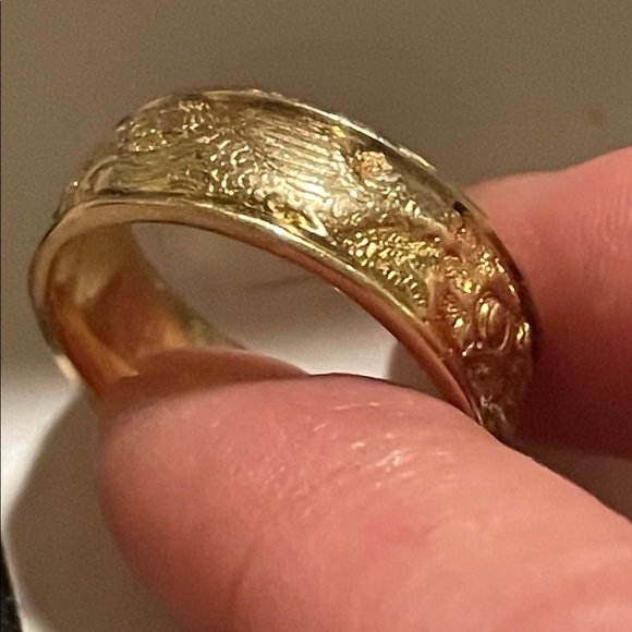 Gold Ring with Engraved Dragon Design (Solid ) Approx. 9 grams - Picture 13 of 14